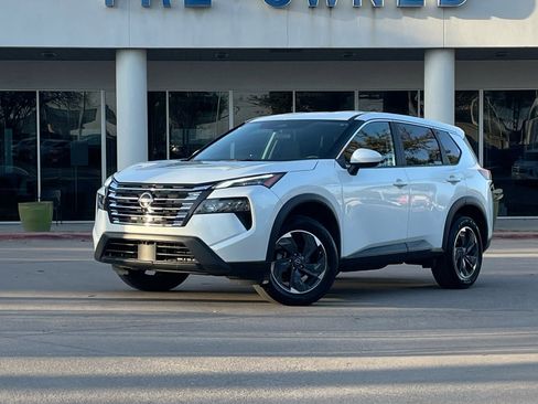 Used 2024 Nissan Rogue SV image 2