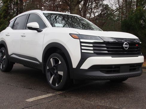 Used 2025 Nissan Kicks SR image 1