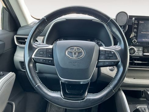 Used 2020 Toyota Highlander XLE AWD/4WD image 12