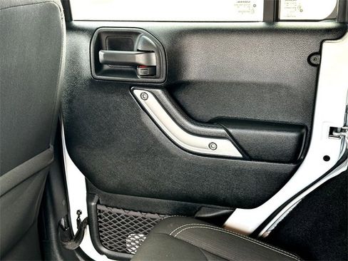 Used 2017 Jeep Wrangler Unlimited Sahara w/ Connectivity Group image 18