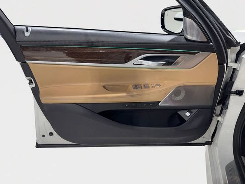 Used 2020 BMW 750i xDrive w/ Autobahn Package image 18