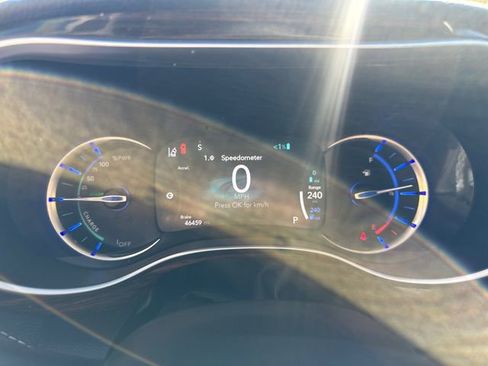 Used 2023 Chrysler Pacifica Limited image 31