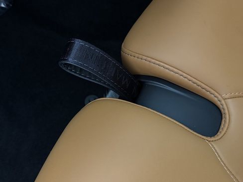 Used 2025 Aston Martin DB12 image 32