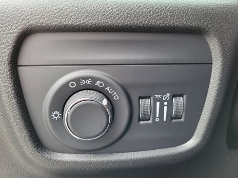 Used 2024 Jeep Grand Cherokee Laredo X image 21