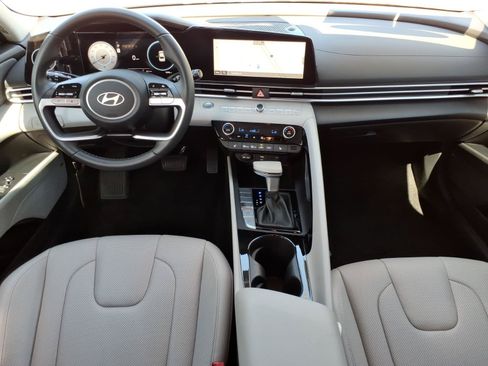 Certified 2025 Hyundai Elantra Limited FWD image 17
