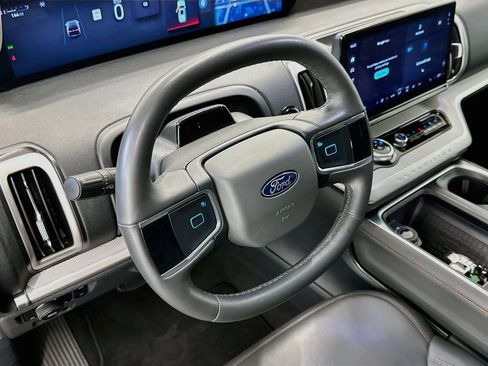 Used 2025 Ford Expedition Active AWD/4WD image 18