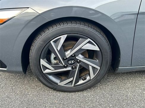 Certified 2025 Hyundai Elantra SEL image 9