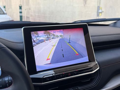 Used 2025 Jeep Compass Trailhawk image 23