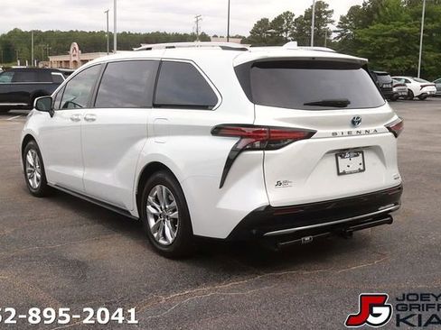 Used 2022 Toyota Sienna Limited FWD image 5