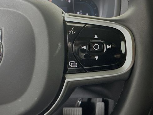 Used 2025 Volvo XC90 B5 Core image 17