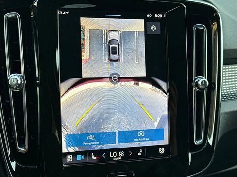 Used 2025 Volvo XC40 B5 Plus image 24