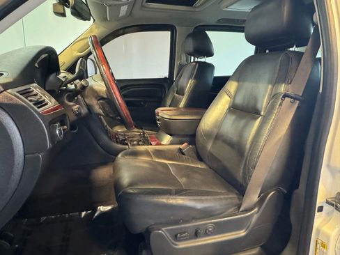 Used 2011 Cadillac Escalade EXT Premium image 10