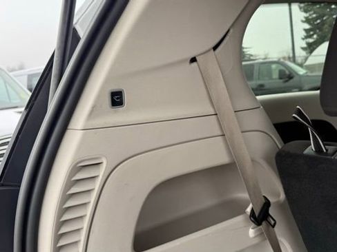 Used 2023 Chrysler Voyager LX image 12
