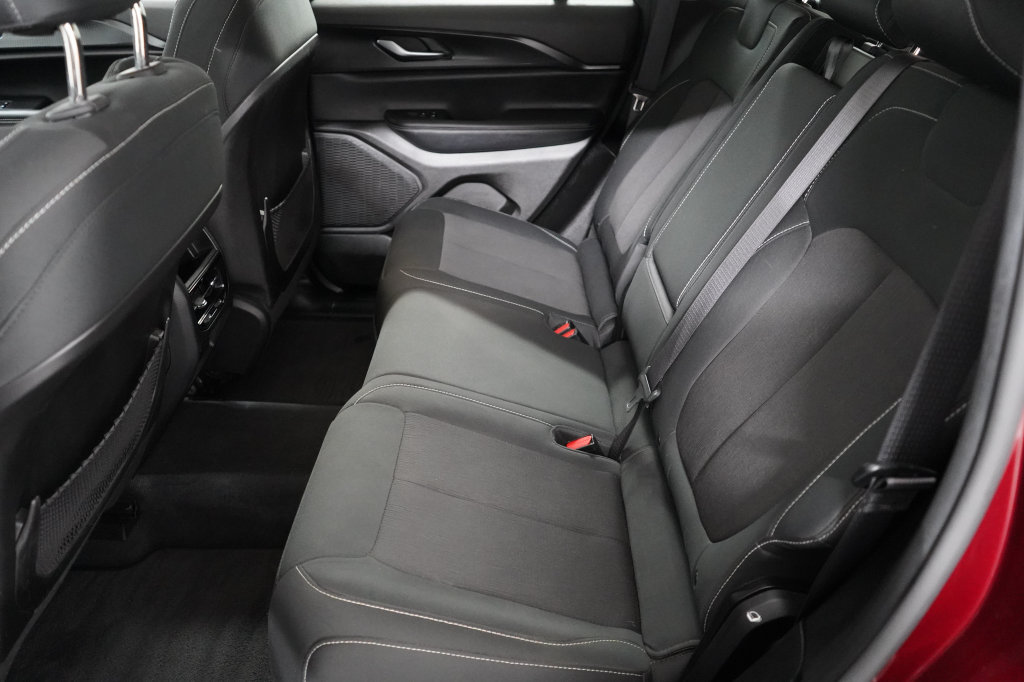 Used 2023 Jeep Grand Cherokee Laredo AWD/4WD image 19