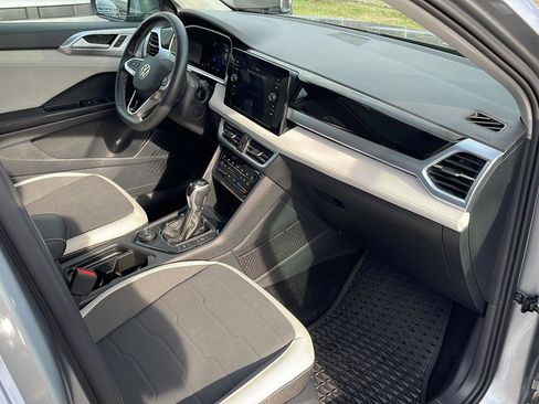 Used 2025 Volkswagen Taos SE AWD/4WD image 34