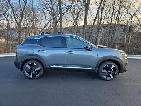 New 2026 Nissan Kicks SR w/ Cold Weather Package image 2