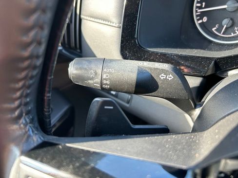 Used 2023 Nissan Pathfinder SV w/ SV Premium Package FWD image 23