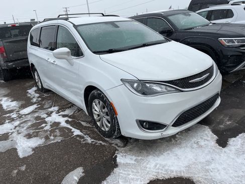 Used 2018 Chrysler Pacifica Touring Plus image 19