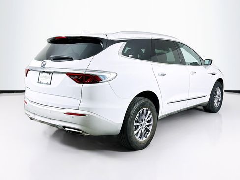Used 2024 Buick Enclave Essence image 9