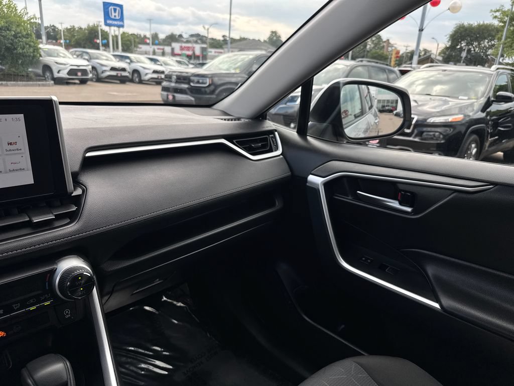 Used 2025 Toyota RAV4 XLE AWD/4WD image 28