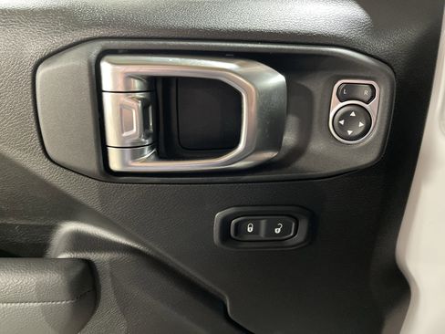 Used 2025 Jeep Gladiator Sport image 10