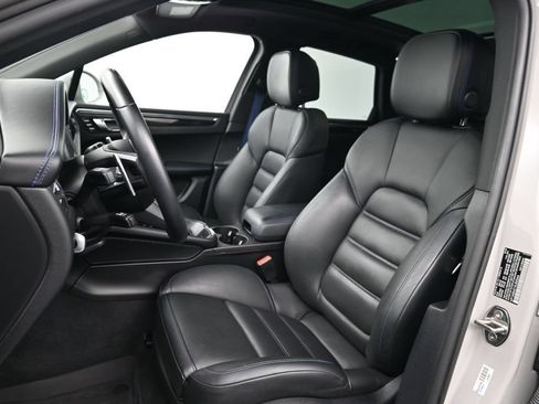 Certified 2022 Porsche Macan S AWD/4WD image 5