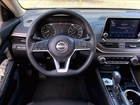 Used 2024 Nissan Altima 2.5 SV image 5