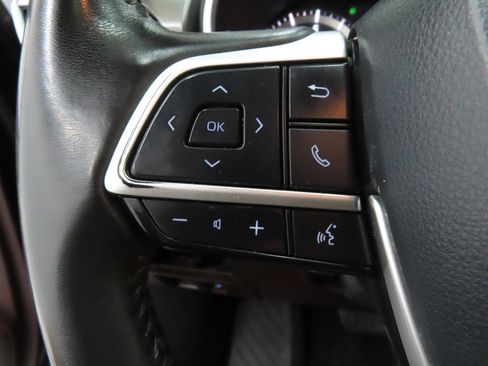 Used 2022 Toyota Highlander XLE AWD/4WD image 13
