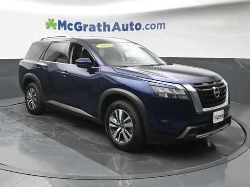 Used 2025 Nissan Pathfinder SL AWD/4WD image 2