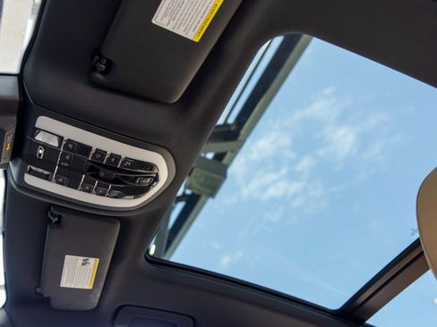 Certified 2025 Porsche Macan image 27