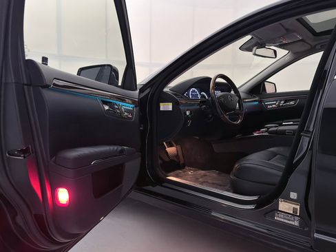 Used 2011 Mercedes-Benz S 550 4MATIC image 16