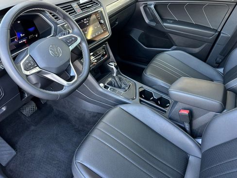 Used 2023 Volkswagen Tiguan SE w/ Panoramic Sunroof Package image 10