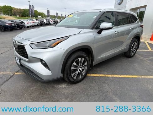 Used 2023 Toyota Highlander XLE AWD/4WD image 3