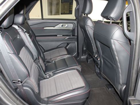 Used 2025 Ford Explorer ST-Line w/ ST-Line Street Pack image 34