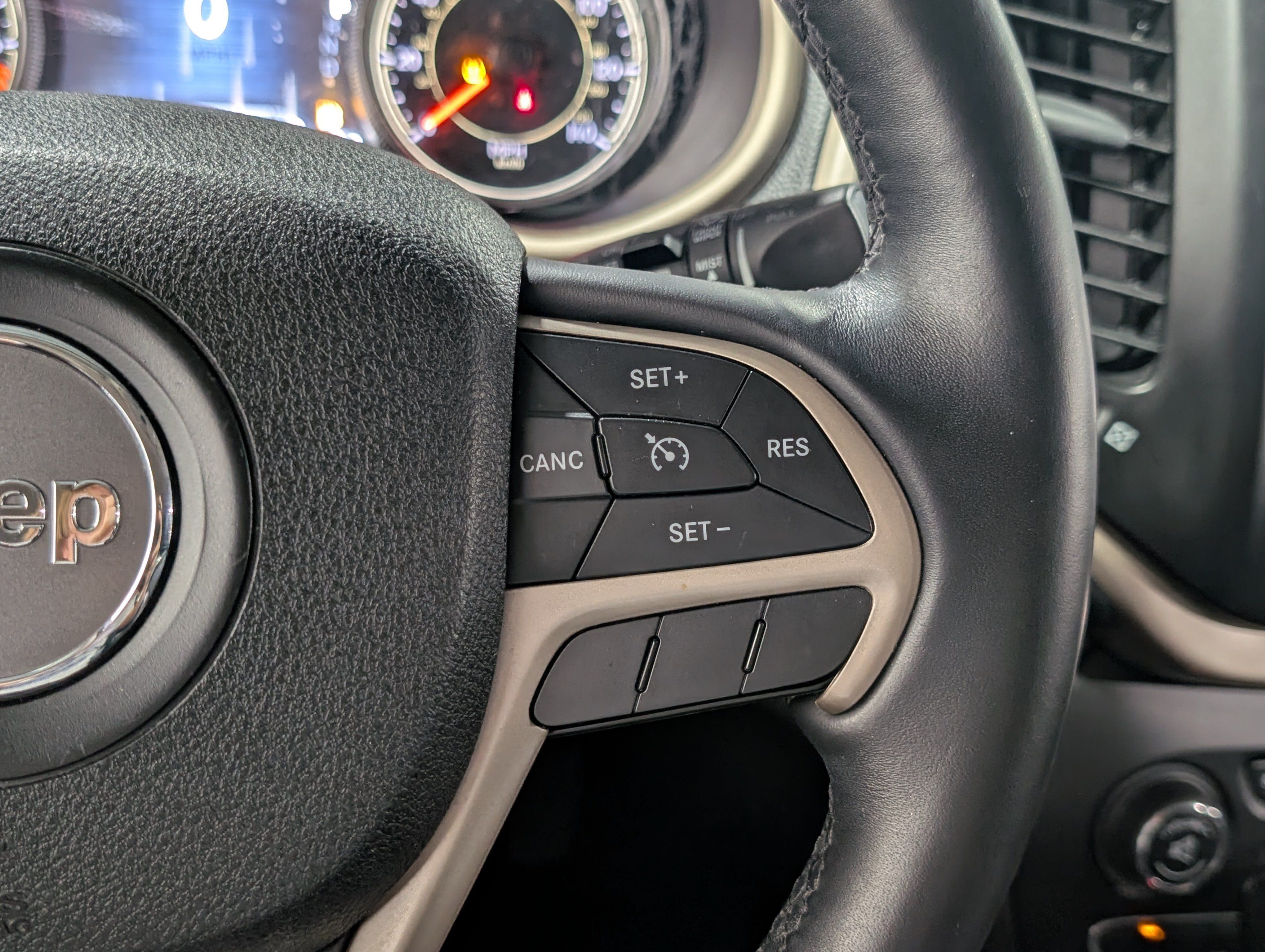 Used 2015 Jeep Cherokee Limited AWD/4WD image 15