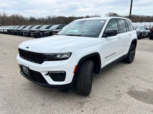 Used 2025 Jeep Grand Cherokee Limited w/ Luxury Tech Group II image 4