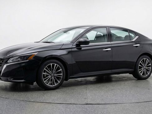 Used 2025 Nissan Altima 2.5 SV FWD image 3