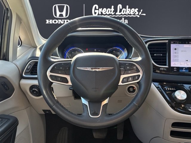 Used 2023 Chrysler Pacifica Touring-L FWD image 13