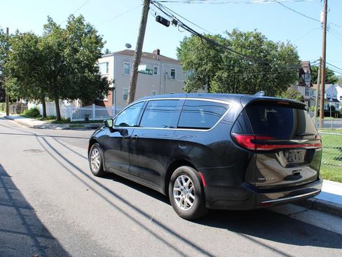 Used 2025 Chrysler Pacifica Select FWD image 7