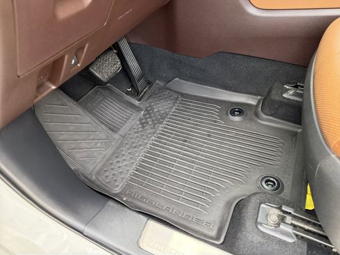 Used 2020 Toyota Highlander Platinum FWD image 19