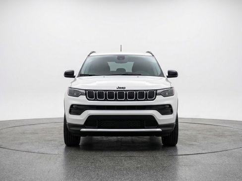 Used 2025 Jeep Compass Latitude AWD/4WD image 2