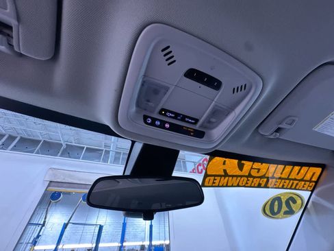 Used 2020 Chevrolet Traverse LT w/ Driver Confidence II Package image 33