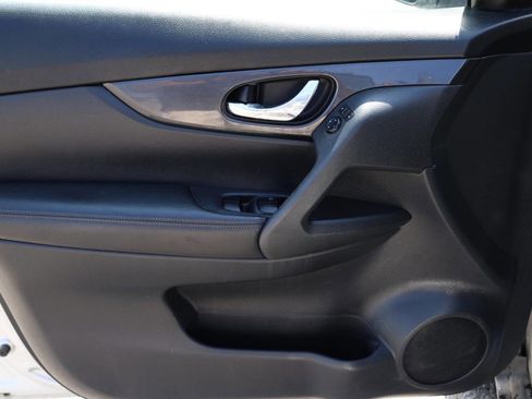 Used 2018 Nissan Rogue S AWD/4WD image 12
