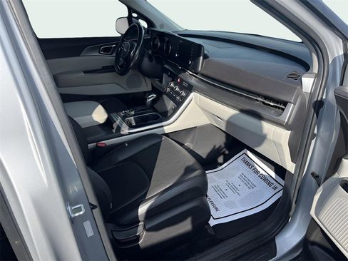 Used 2022 Kia Carnival LX image 13