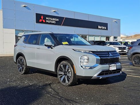 New 2026 Mitsubishi Outlander SE image 1