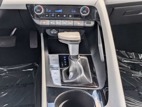 Used 2025 Hyundai Elantra Limited FWD image 17