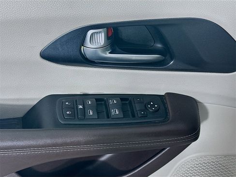 Used 2020 Chrysler Pacifica Touring image 24