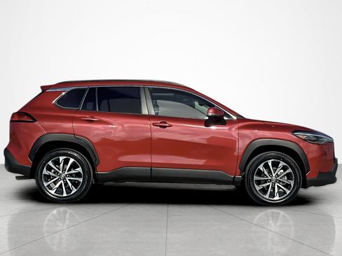 Certified 2022 Toyota Corolla Cross XLE image 6