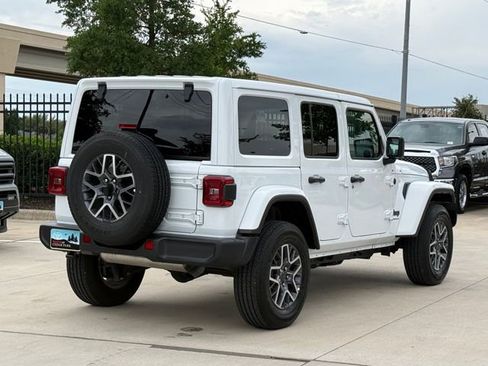 Used 2025 Jeep Wrangler Unlimited Sahara AWD/4WD image 5