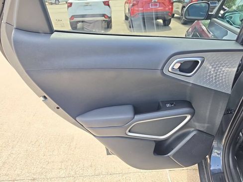 Used 2025 Kia Soul LX w/ LX Technology Package FWD image 12